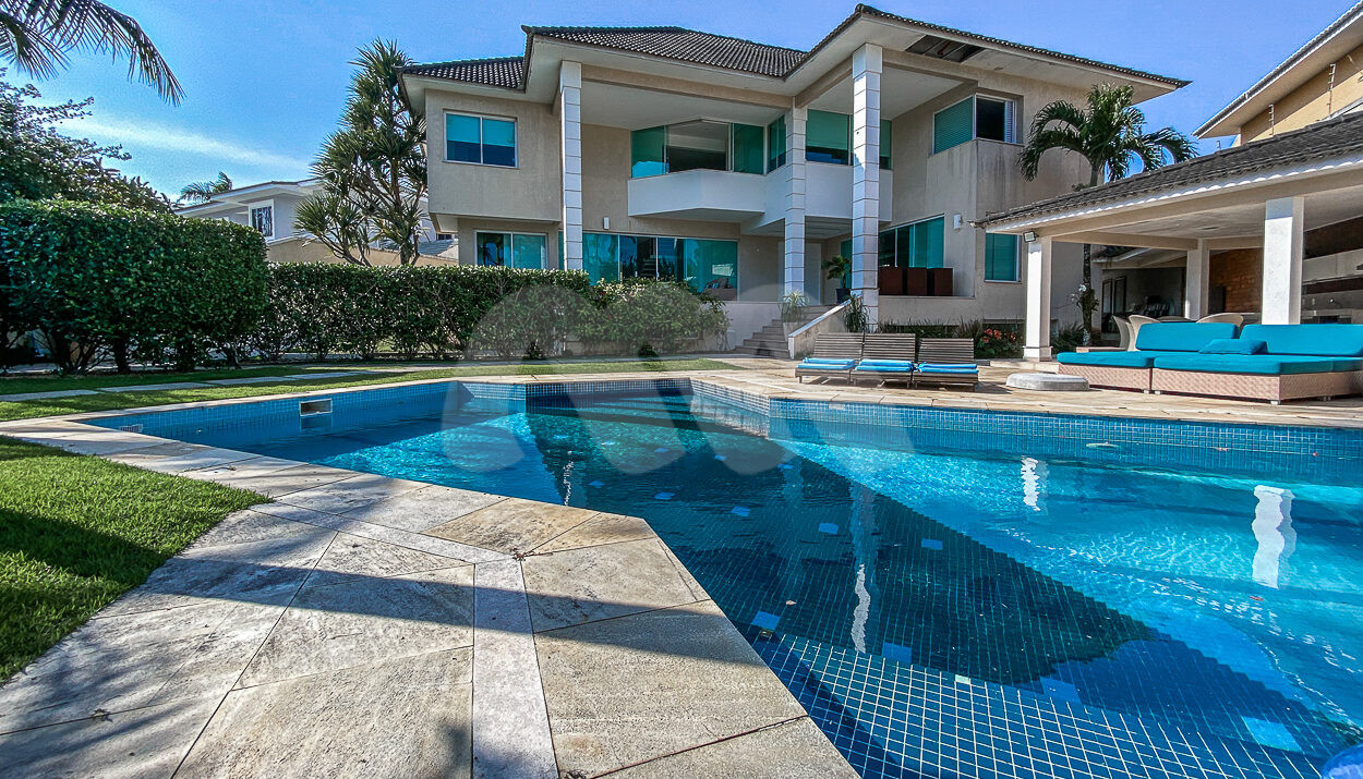 Casa à venda no condomínio de luxo Malibu com piscina
