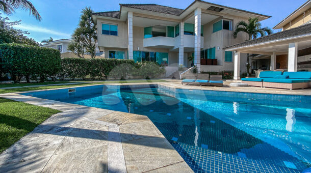 Casa à venda no condomínio de luxo Malibu com piscina