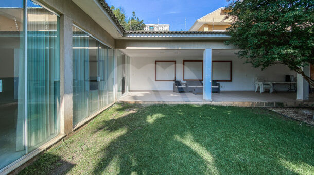 área externa de casa moderna à venda no condomínio Malibu, com grama e árvore