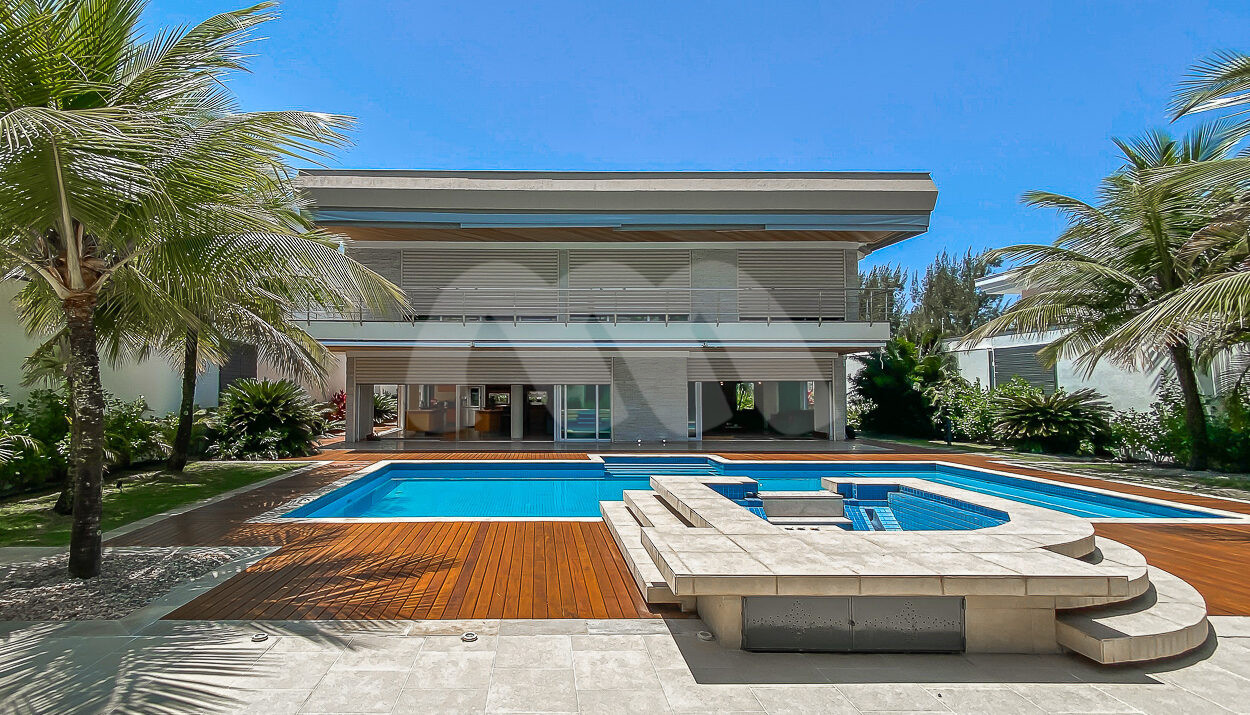 área externa da casa triplex com ampla piscina prainha, hidromassagem e deck de madeira