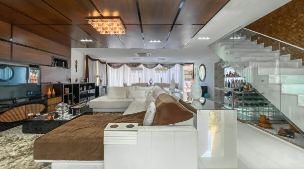 Imagem da sala com vários ambientes da casa à venda na Muller Imóveis RJ