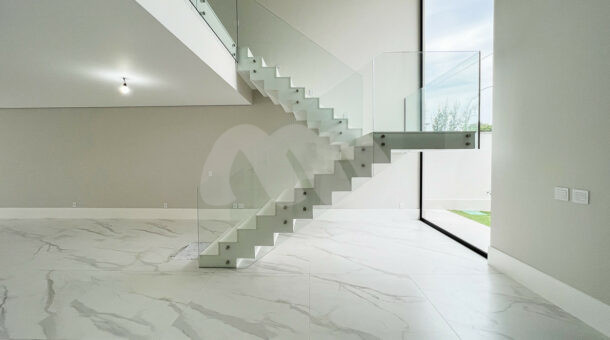 Escadas com vidros, chão com porcelanato branco e parece cinza, à venda na Barra da Tijuca