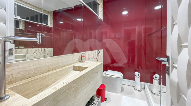 Imagem do lavabo espelhado da casa à venda na Barra da Tijuca. Imóveis de luxo