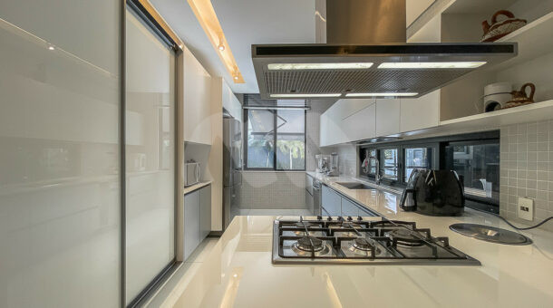 Cozinha decorada com móveis planejados e equipada com eletrodomésticos - Muller Imóveis