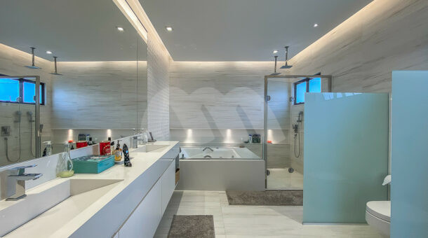 Banheiro elegante com banheira Barra da Tijuca