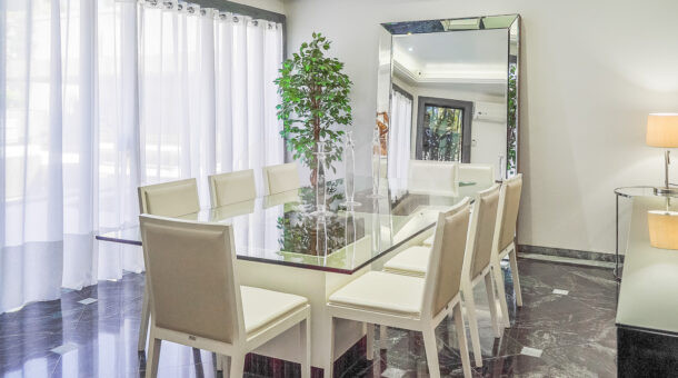 sala de jantar com mesa de 8 lugares da casa triplex à venda