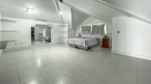 Imagem do sótão com cama da casa à venda na Barra da Tijuca. Imobiliária de luxo