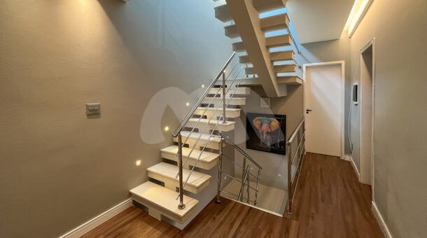 Imagem da escadaria da casa contemporânea à venda