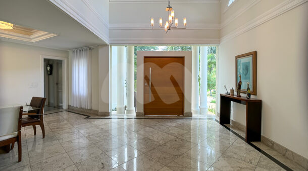 Imagem do hall de entrada da mansão à venda na Muller Imóveis RJ.