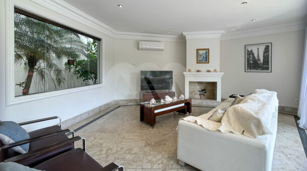 Imagem da sala de estar mansão à venda em luxoso condomínio.