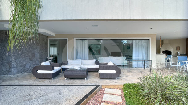 Imagem do espaço de descanso na área externa da casa à venda na Barra da Tijuca