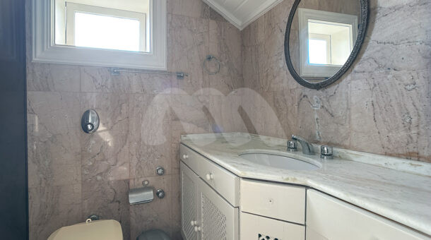 Imagem do banheiro da quarta suíte da mansão à venda em condomínio de alto padrão.