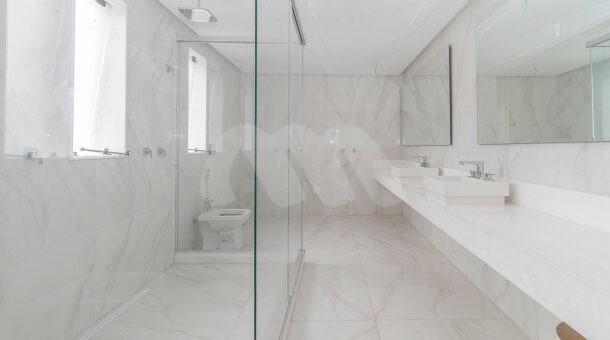 Banheiro todo em porcelanato branco Barra da Tijuca