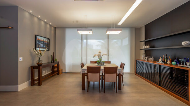 Sala de jantar com móveis planejados e projeto de iluminação - Condomínio Alphaville