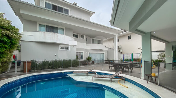 Imagem de fundos de casa triplex a venda com piscina e area gourmet na Barra da Tijuca