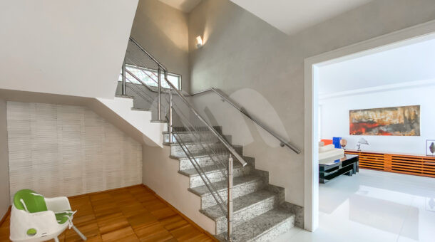 Imagem de hall com escada para acesso a andares superiores da casa linda casa à venda.