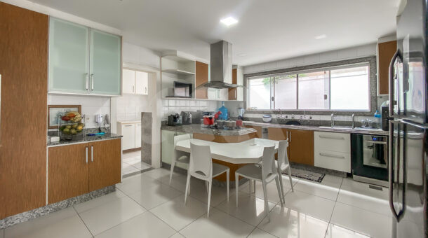 Imagem de cozinha com armários planejados e eletrodomesticos da casa linda casa à venda.