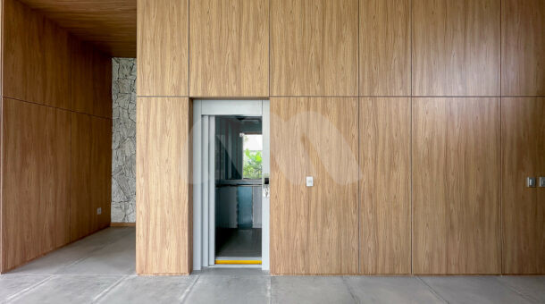 Elevador - destaque para fino revestimento das paredes em madeira - casa Triplex nova