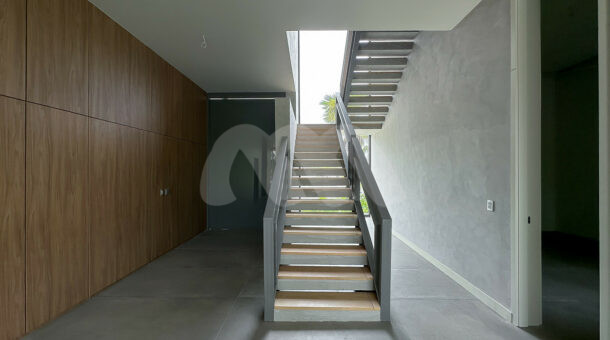 Escada de acesso aos pavimentos superiores - fino acabamento em madeira