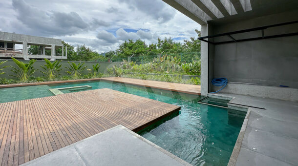 Deck da piscina - área externa com paisagismo. Casa a venda