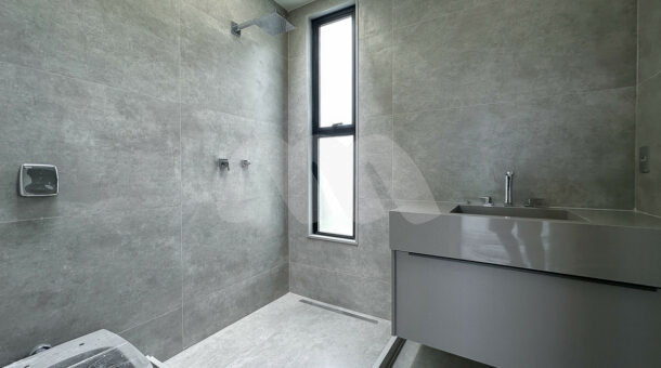 Banheiro suíte - com ducha e fino acabamento - Casa Triplex a venda