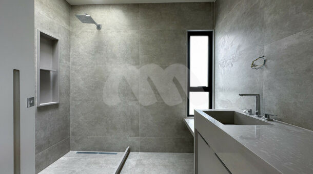 Banheiro suíte - com ducha, nicho e pia esculpidos - casa condomínio Alphaville