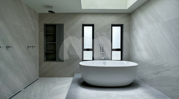 Banheiro suíte master - casa triplex Alphaville com banheira Sabbia