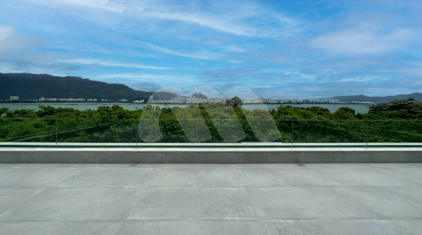 Terraço casa triplex condominio Alphaville - destaque para vista panorâmica e privativa.