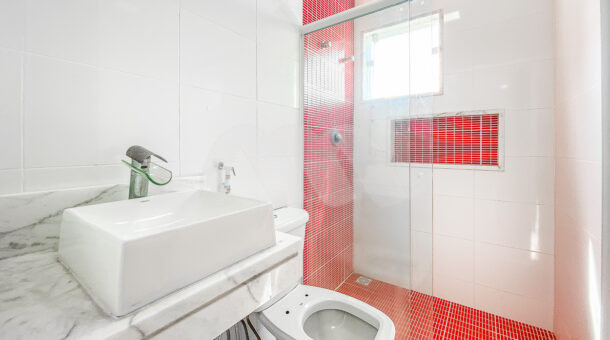 Imagem ampla do banheiro da casa casa à venda no condomínio Riviera Del Sol