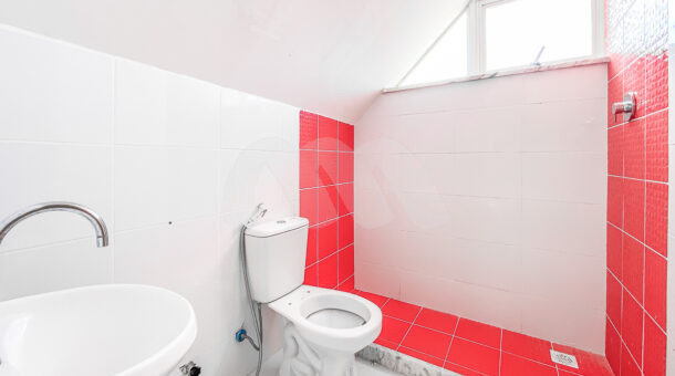 Imagem lateral do banheiro da casa à venda no condomínio Riviera Del Sol