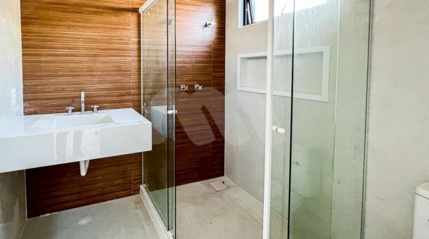 Imagem do banheiro da suíte da casa no condomínio Riviera Del Sol
