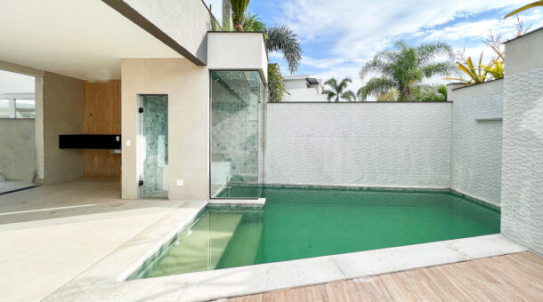 Imagem frontal da piscina com vista da sauna no condomínio Riviera Del Sol.