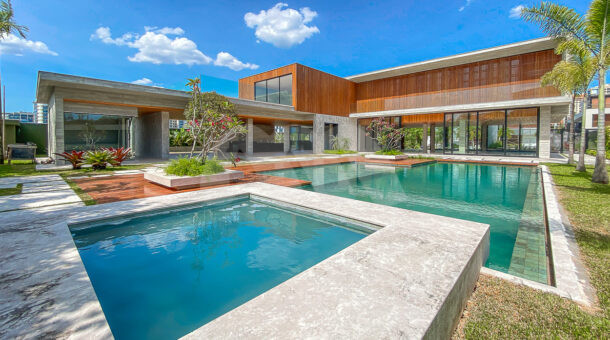 área externa da casa com piscina e hidromassagem, à venda na Barra da Tijuca
