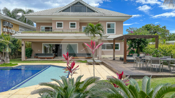 Casa Triplex à venda com área externa composta por piscina, deck de madeira e varanda