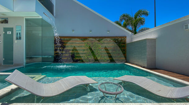 Imagem piscina com prainha da casa linda casa à venda.