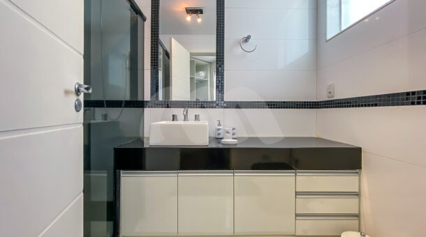 banheiro da suite com espelho, uma cuba e chuveiro