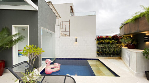 Imagem frontal da piscina da belissima casa no Recreio.