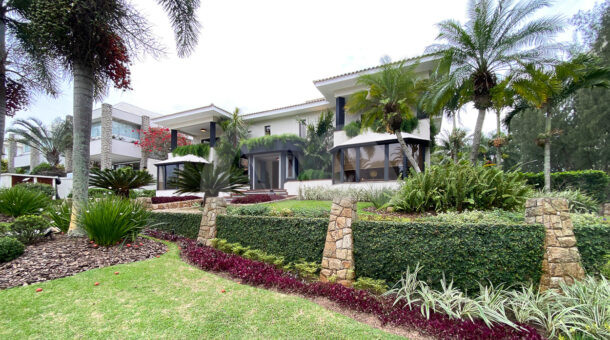 Casa atemporal à venda na Barra da Tijuca, com paisagismo completo.