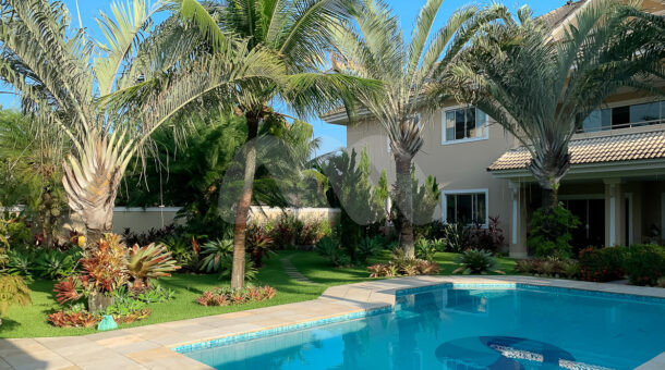 área externa da casa com lindo paisagismo e piscina, á venda