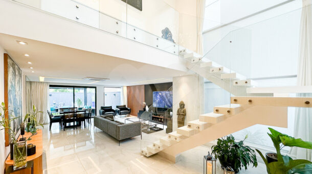 Imagem escadas integrada com a sala de estar da linda casa à venda.