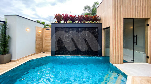 Imagem frontal da piscina da casa à venda