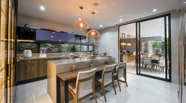 Cozinha com móveis planejados lindamente decorada - Casa Triplex