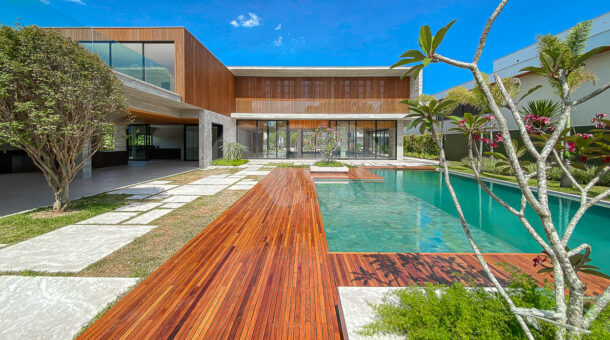 área externa da casa com piscina, deck de madeira e sauna, à venda na Muller Imóveis