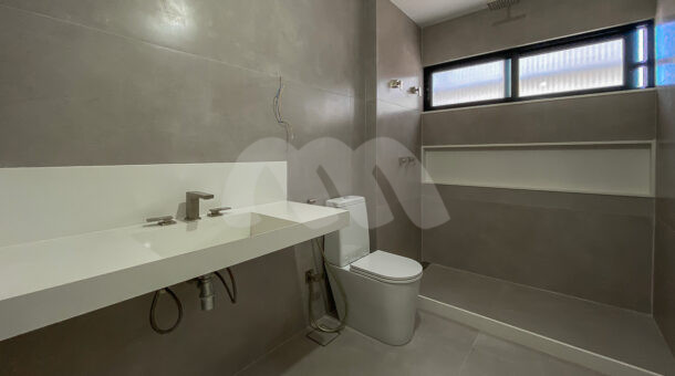 Banheiro da segunda suíte com piso cinza, á venda na barra da tijuca