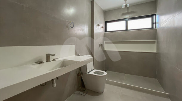 Amplo banheiro da quarta suíte da casa duplex, à venda na muller imóveis