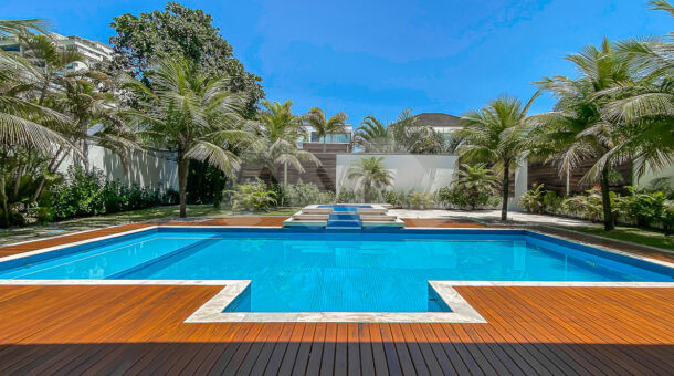 ampla piscina da casa triplex, com prainha, hidromassagem, deck de madeira e lindo paisagismo