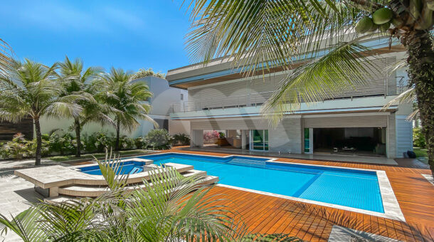 ampla piscina da casa triplex, com prainha, hidromassagem, deck de madeira e lindo paisagismo, no Malibu