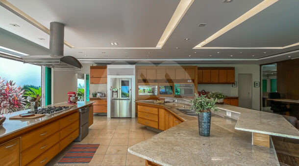 ampla cozinha com ampla bancada da casa triplex á venda no Malibu