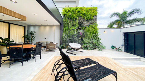 Imagem da área externa com jardim vertical da casa à venda no Recreio dos Bandeirantes