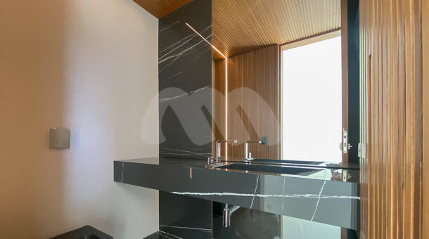 lavabo com mármore preto e detalhes de madeira